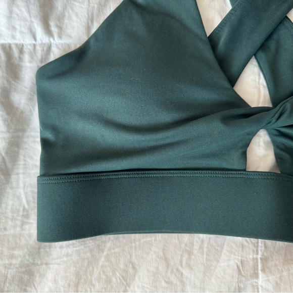 Fabletics twist front sports bra Med - Picture 2 of 6